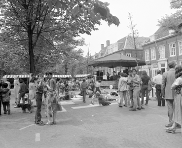 884145 Gezicht op het 'Feestterrein Max Havelaar' op het Janskerkhof te Utrecht, ingericht door het Utrechtsch ...